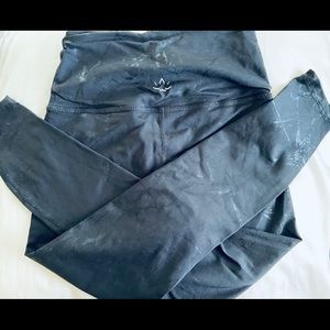 Beyond Yoga “electric” black leggings - NWOT